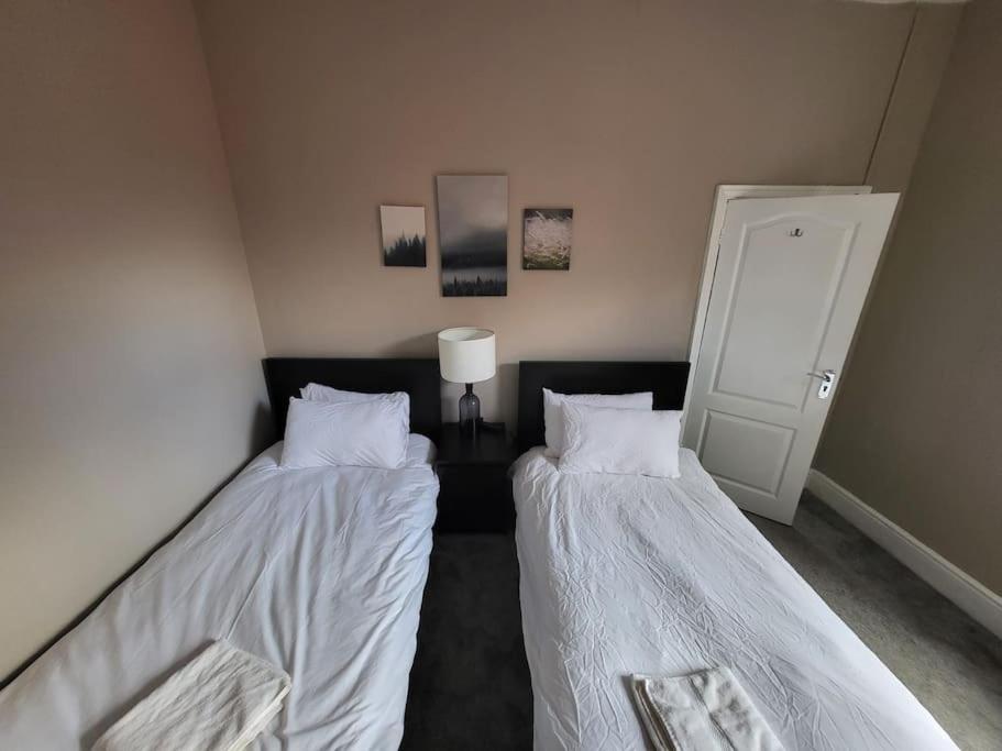4 Bedroom House, 8 Min To City! Manchester Exteriör bild