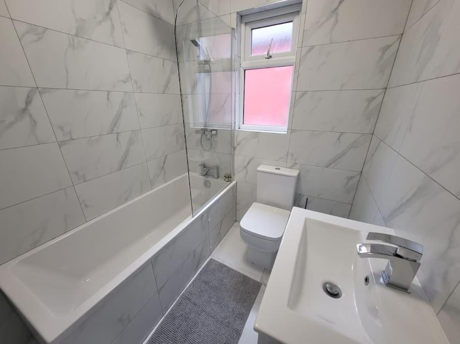 4 Bedroom House, 8 Min To City! Manchester Exteriör bild