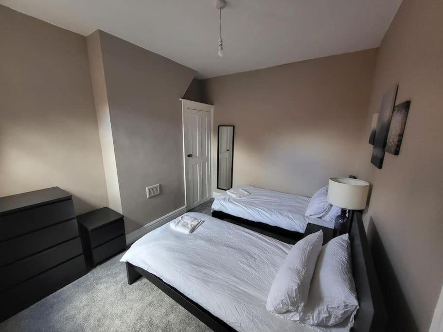 4 Bedroom House, 8 Min To City! Manchester Exteriör bild