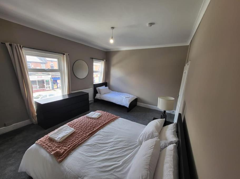 4 Bedroom House, 8 Min To City! Manchester Exteriör bild
