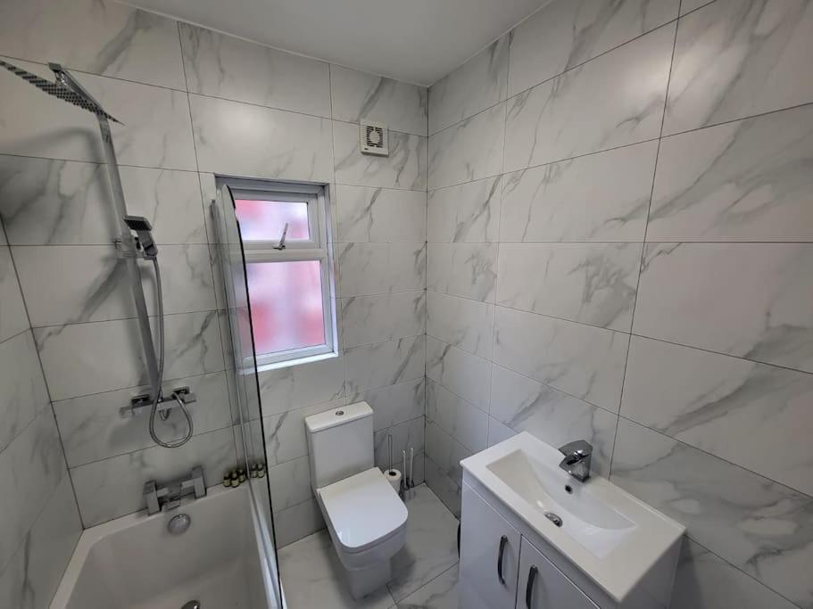 4 Bedroom House, 8 Min To City! Manchester Exteriör bild