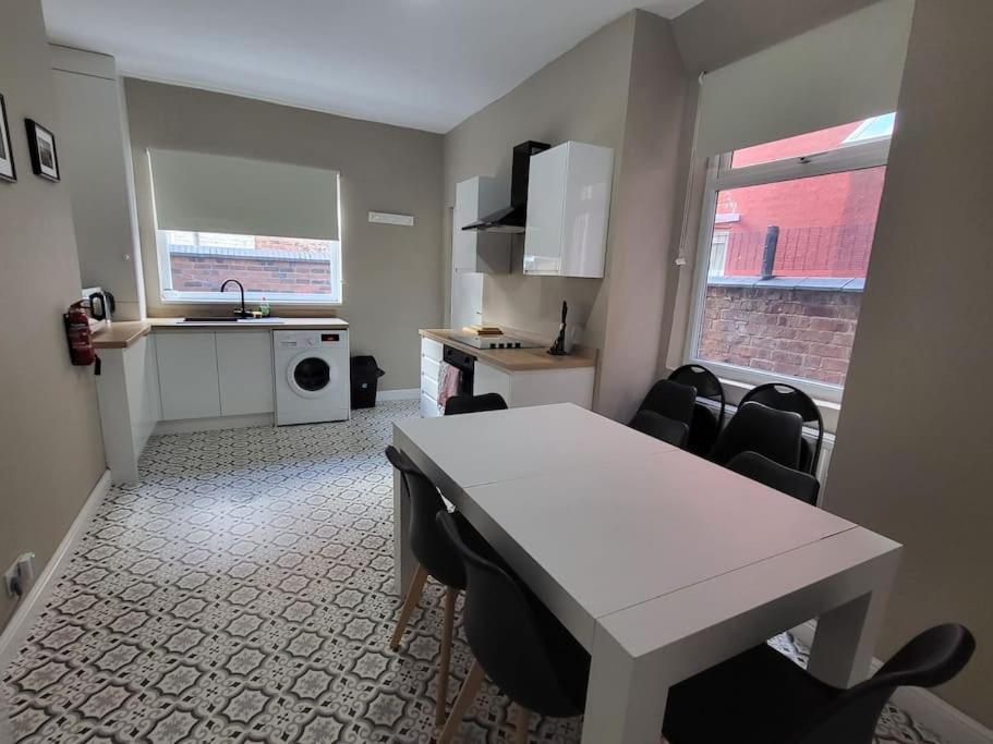 4 Bedroom House, 8 Min To City! Manchester Exteriör bild